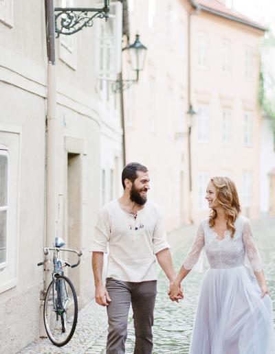 mariés se tiennent la mains dans la ruellle